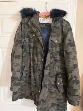 Apt 9 Camo hooded jacket with navy fur trime & lining